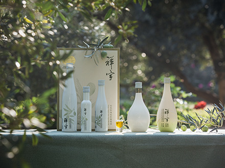 祥宇特級(jí)初榨橄欖油，純手工采摘、精選優(yōu)質(zhì)油橄欖鮮果，用意大利貝亞雷斯全自動(dòng)設(shè)備物理冷榨工藝，在鮮果采摘后8小時(shí)內(nèi)限時(shí)鮮榨而成。