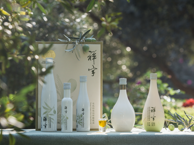 知源頭更放心甘肅隴南國(guó)際油橄欖協(xié)會(huì)IOC認(rèn)定中國(guó)油橄欖一我，是一瓶橄欖油，人們賦..